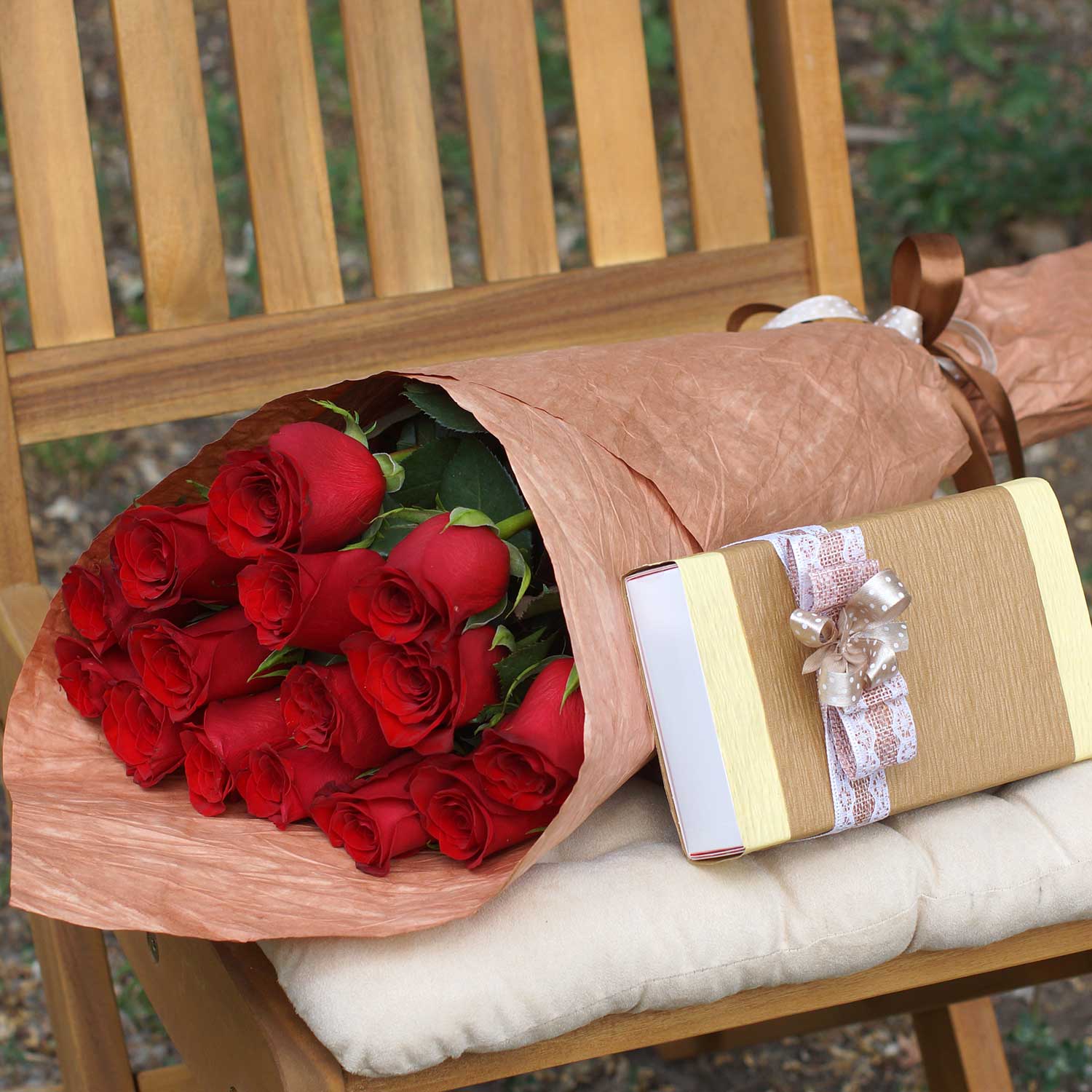 Красные розы с шоколадом - Купить цветы