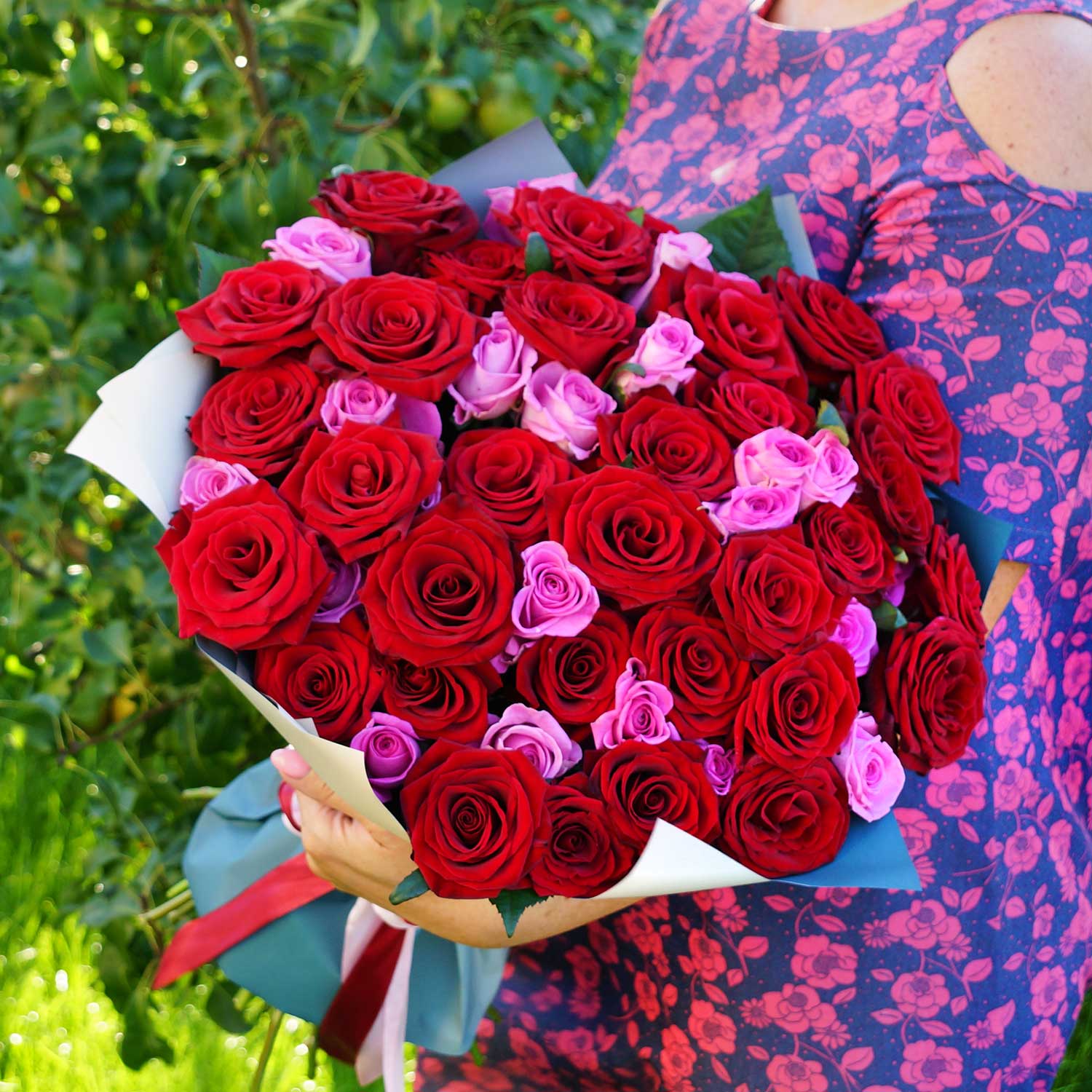 51 красная и розовая роза 60 см - Купить цветы