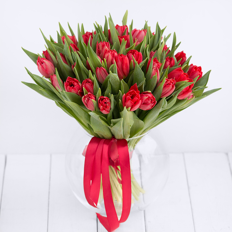 Тюльпаны. Букет из 41 красного пионовидного тюльпана - Купить цветы