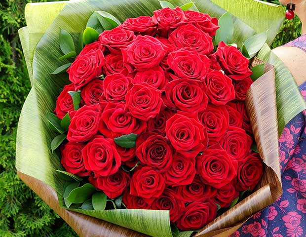 51 красная роза 60 см. Размер букета из красных роз Ред Наоми.