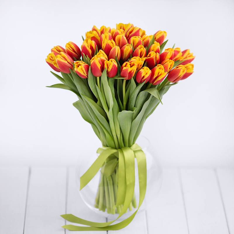 Тюльпаны. Букет из 35 красно-желтых тюльпанов - Купить цветы