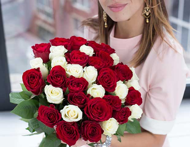Красные и белые розы 60 см поштучно. Букет из красных и белых роз на языке цветов.