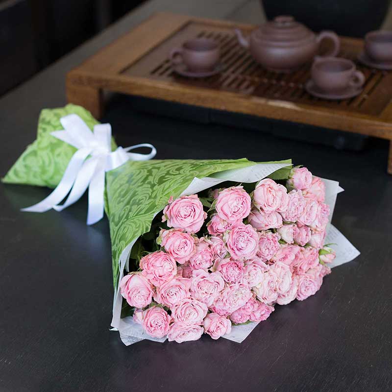 Розовые розы. Кустовая пионовидная роза Мадам Бомбастик 15 шт - Купить цветы