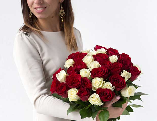 Красные и белые розы 60 см поштучно. В какой пропорции дарить букет из красных и белых роз.