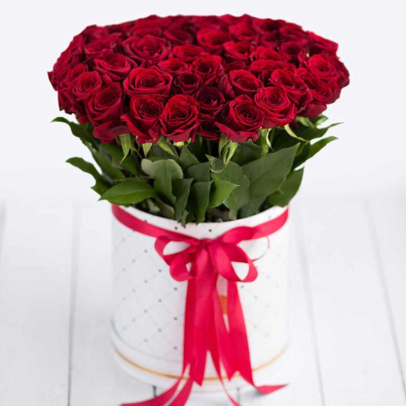 Красные розы. Букет цветов Ред Наоми в шляпной коробке - Купить цветы