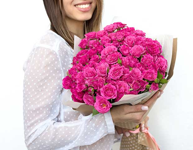 Кустовая роза Лиана 50/60 см 25 шт. Кому дарить розовые розы и какое количество.