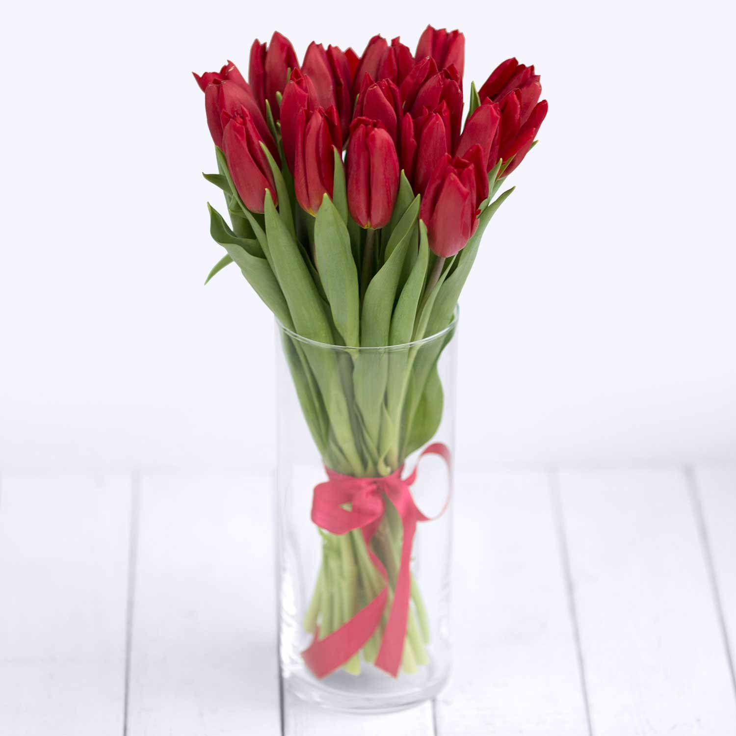 Букет из 19 красных тюльпанов - Купить цветы