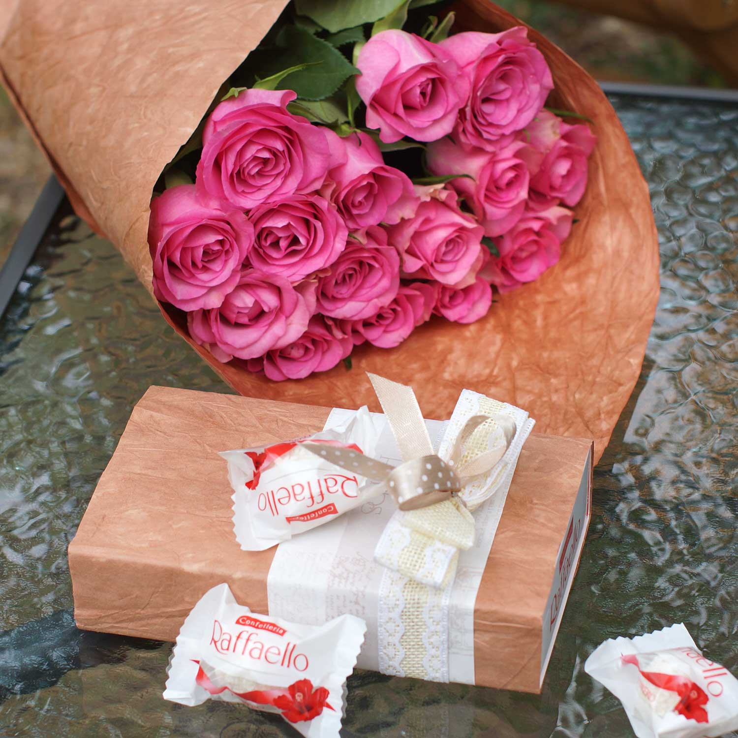 Розовые розы с Raffaello - Купить цветы