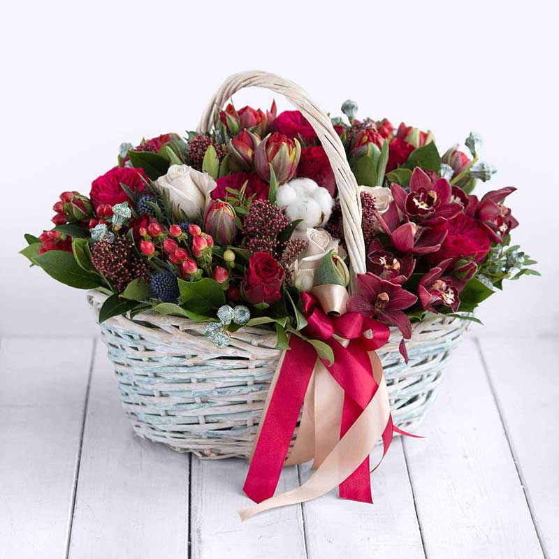Доставка цветов в Москве. Букет цветов Ред Пиано в корзине - Купить цветы.