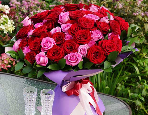 101 красная и розовая роза 60 см. Описание букета из красных и розовых кенийских роз..