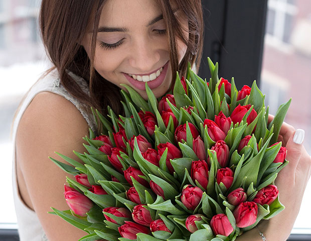 Красные пионовидные тюльпаны поштучно. Язык цветов - Красные пионовидные тюльпаны.