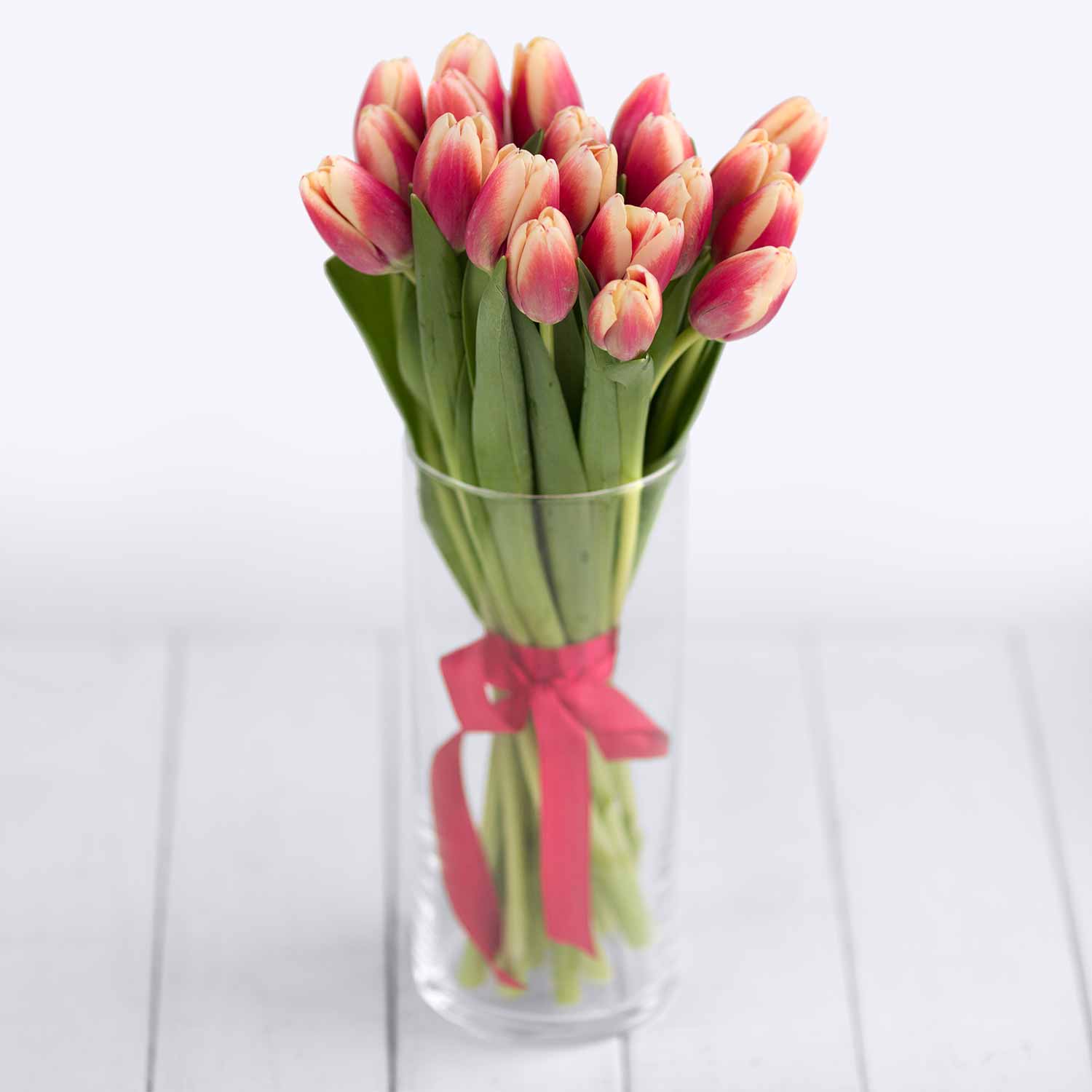Букет из 21 красно-кремового тюльпана - Купить цветы