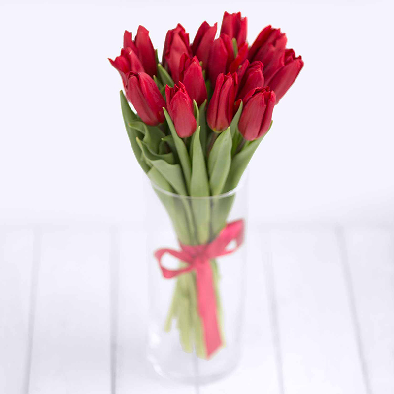 Доставка цветов в Москве. Букет из 15 красных тюльпанов - Купить цветы.