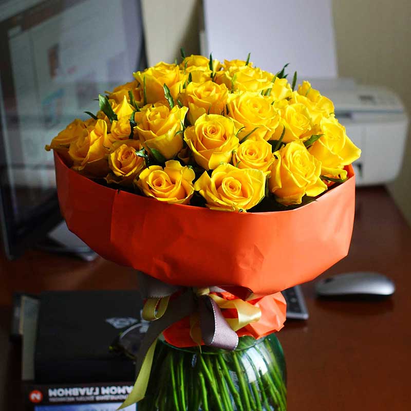 Недорогие букеты. 51 кенийская роза Топ Сан 40 см - Купить цветы