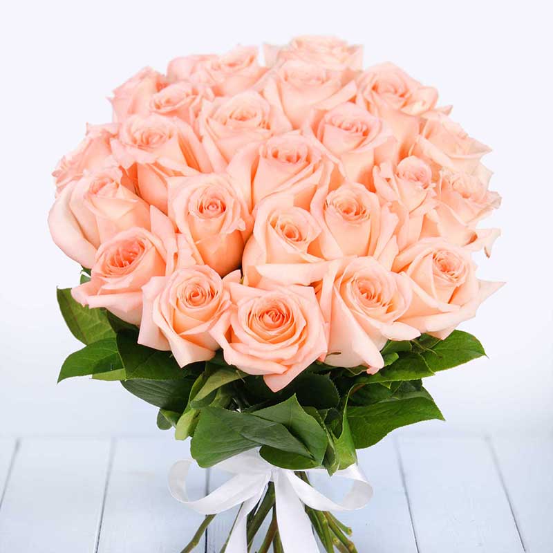 Недорогие букеты. 25 роз Ангажемент 60 см - Купить цветы