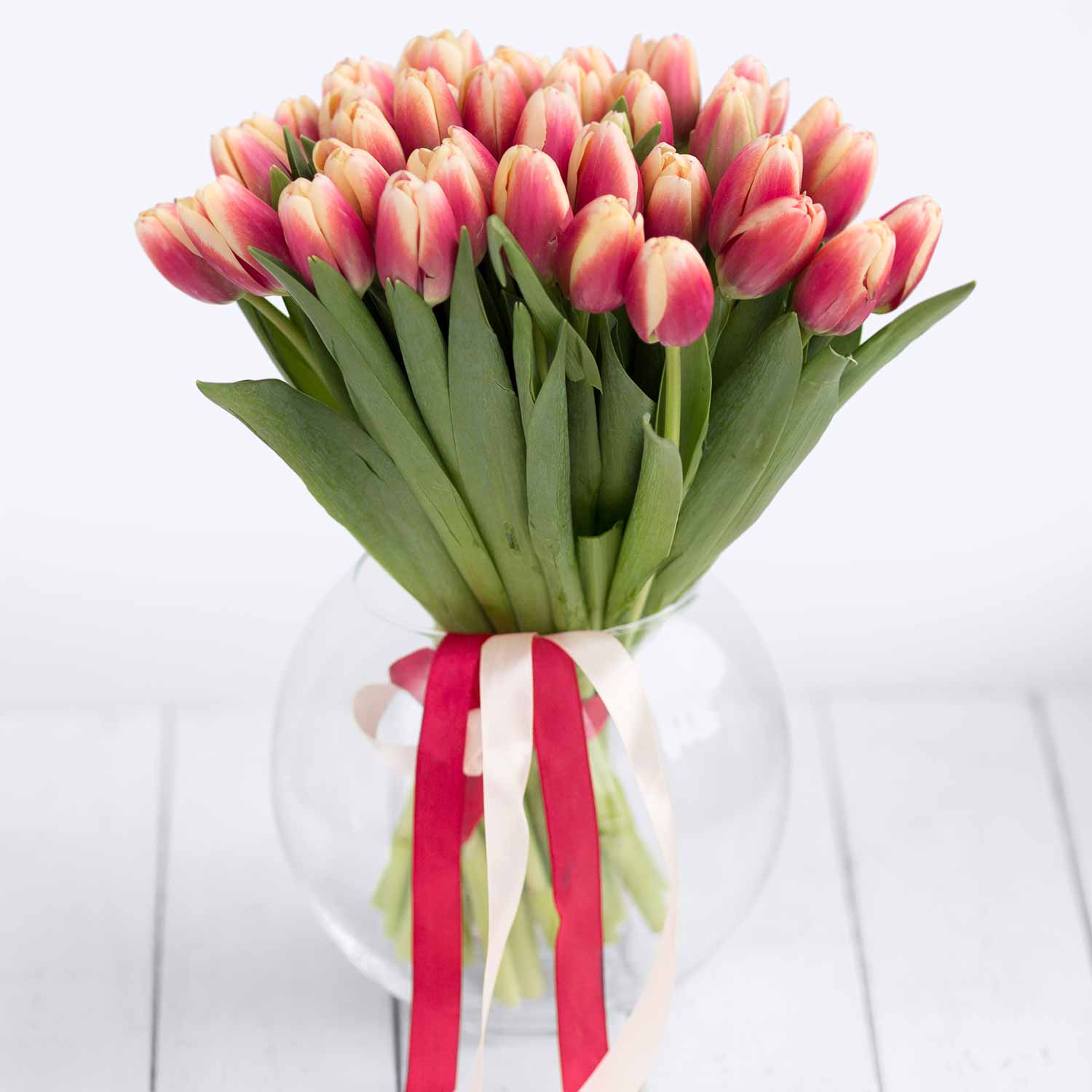 Букет из 41 красно-кремовых тюльпанов - Купить цветы