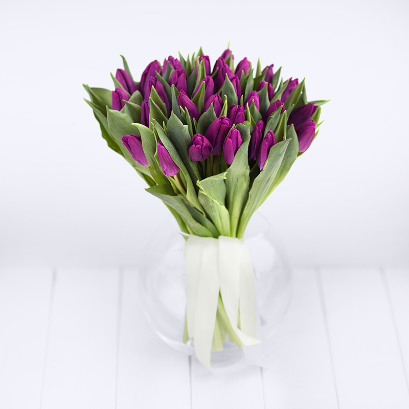 Недорогие букеты. Букет из 35 фиолетовых тюльпанов - Купить цветы