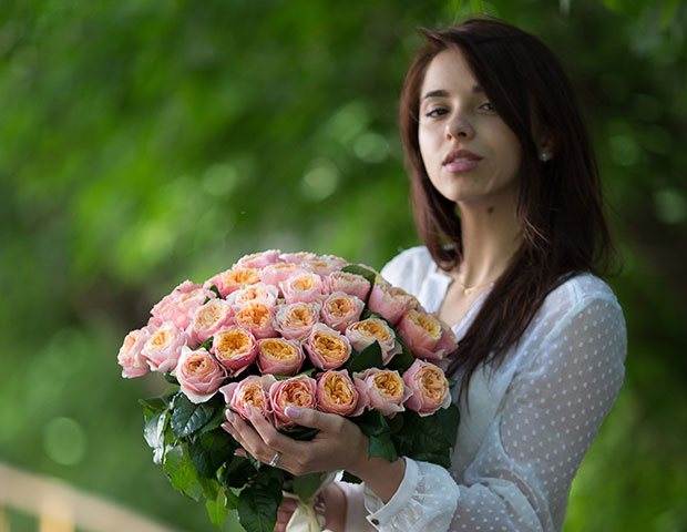 Пионовидные розы Вувузела 45/50 см поштучно. На романтическое свидание – с букетом пионовидных роз.