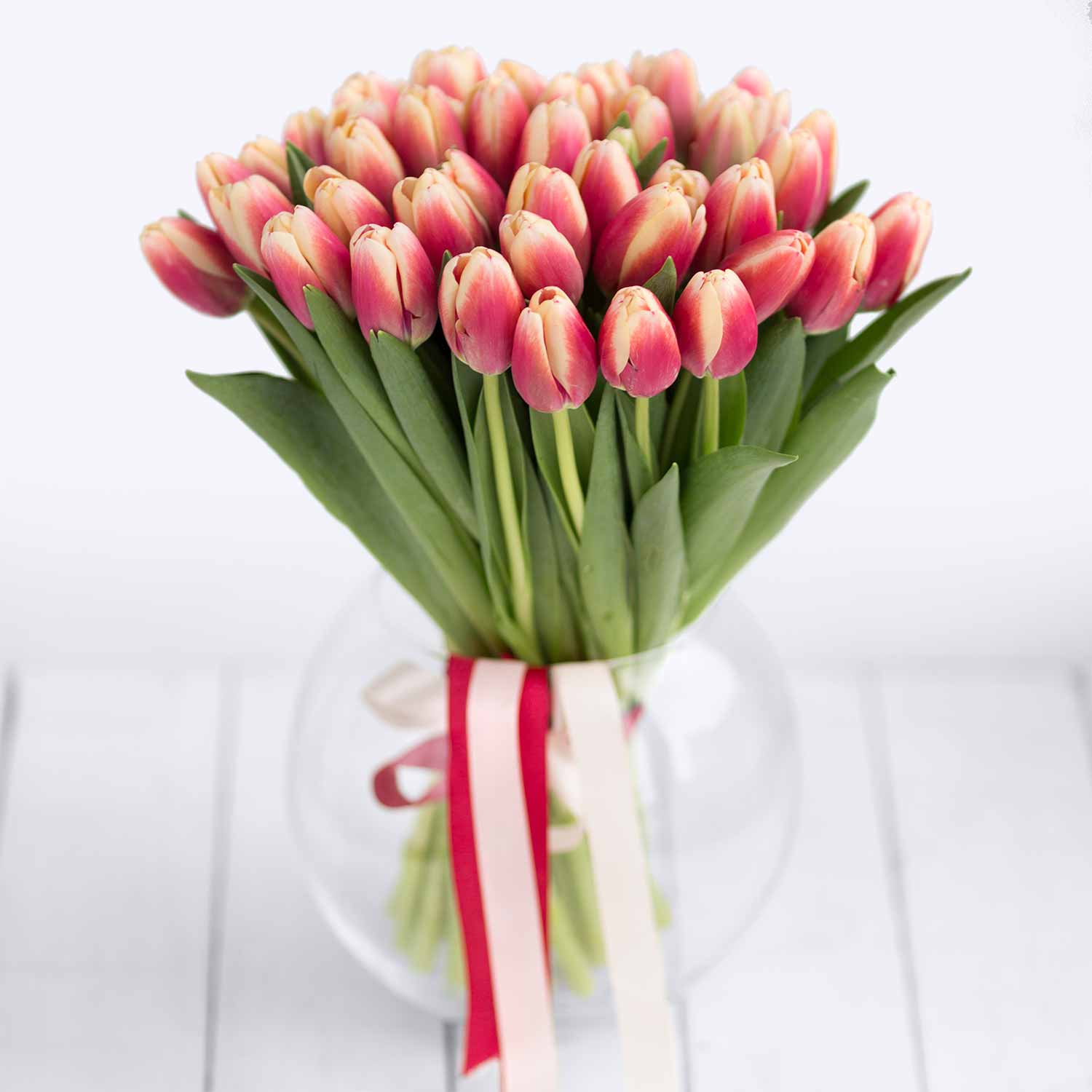 Букет из 45 красно-кремовых тюльпанов - Купить цветы
