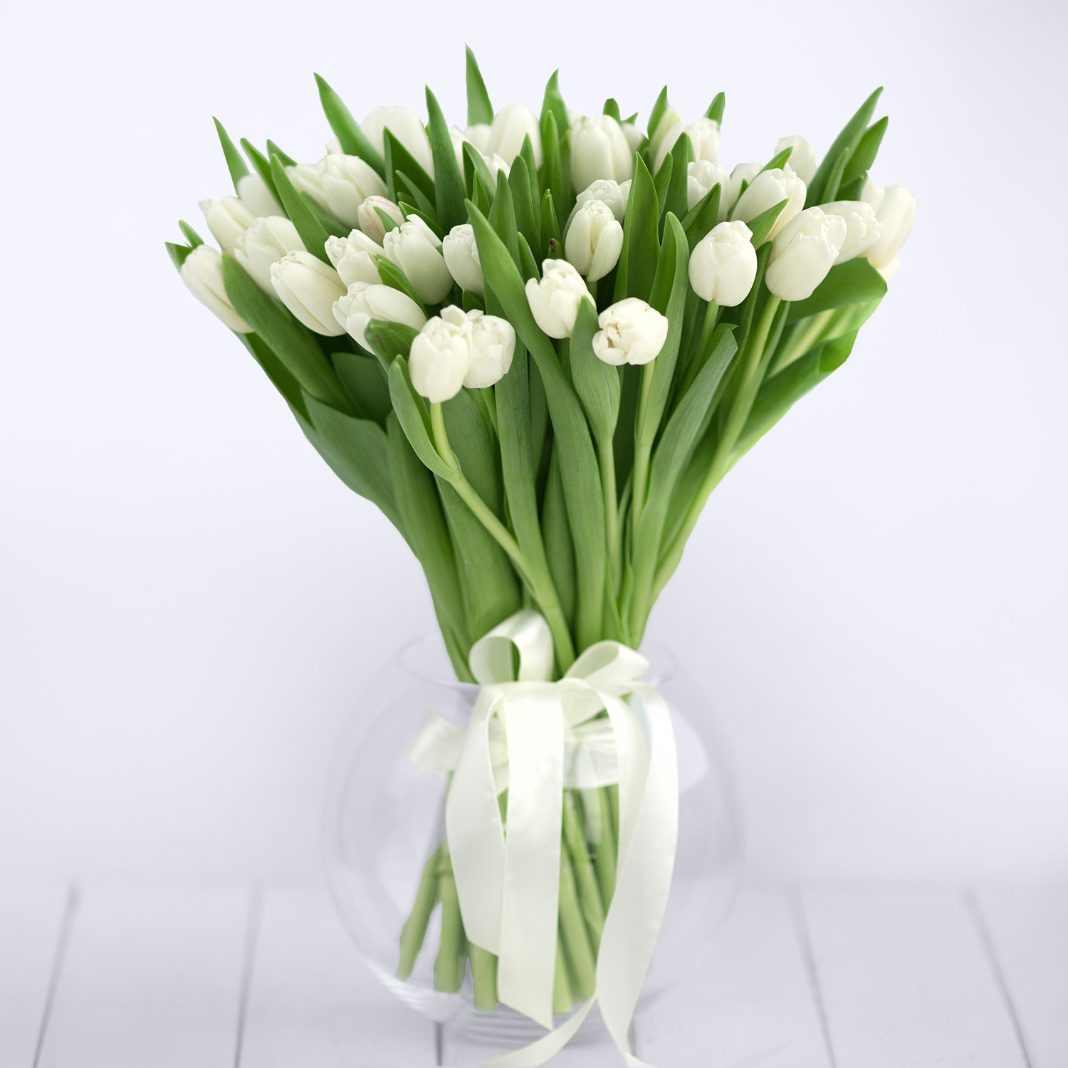 Букет из 45 белых тюльпанов - Купить цветы