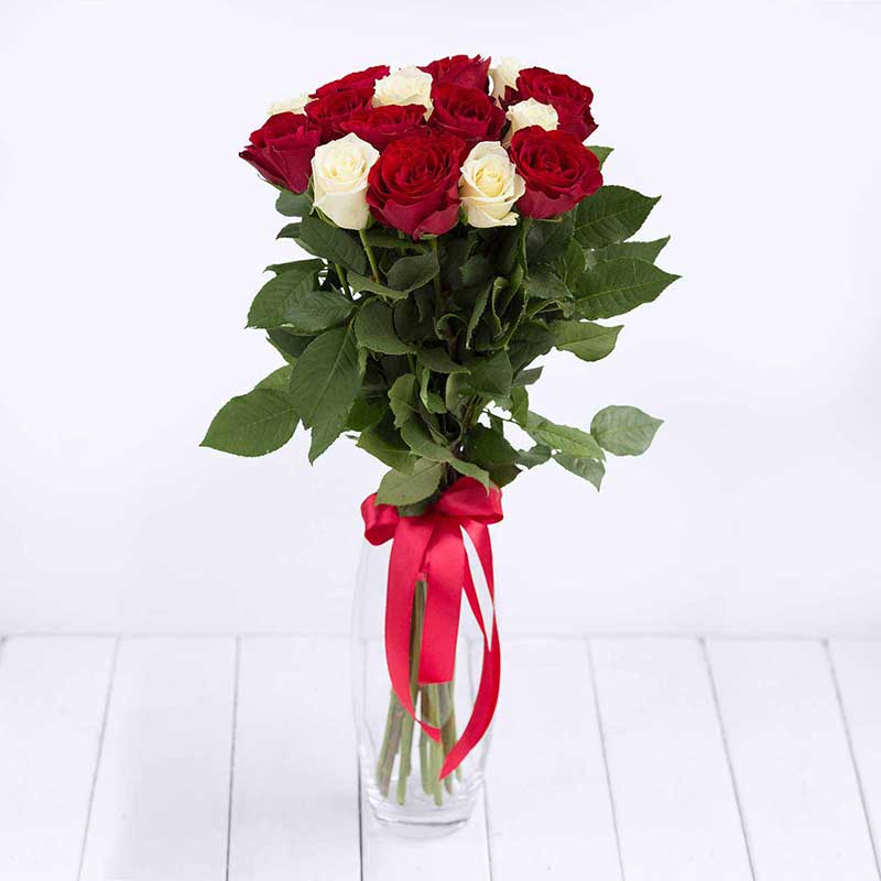 Недорогие букеты. Красные и белые розы 60 см поштучно - Купить цветы