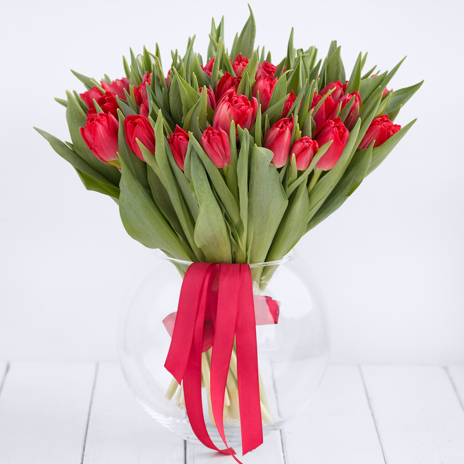 Букет из 45 красных пионовидных тюльпанов - Купить цветы