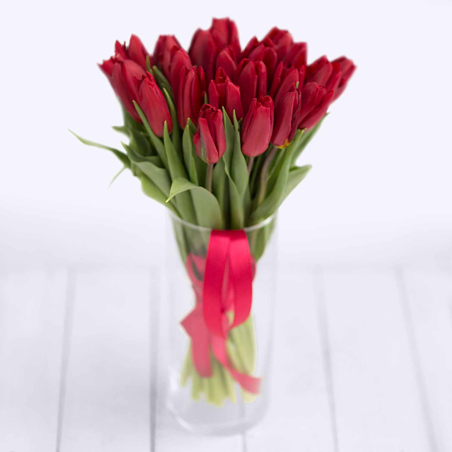 Букет из 25 красных тюльпанов - Купить цветы