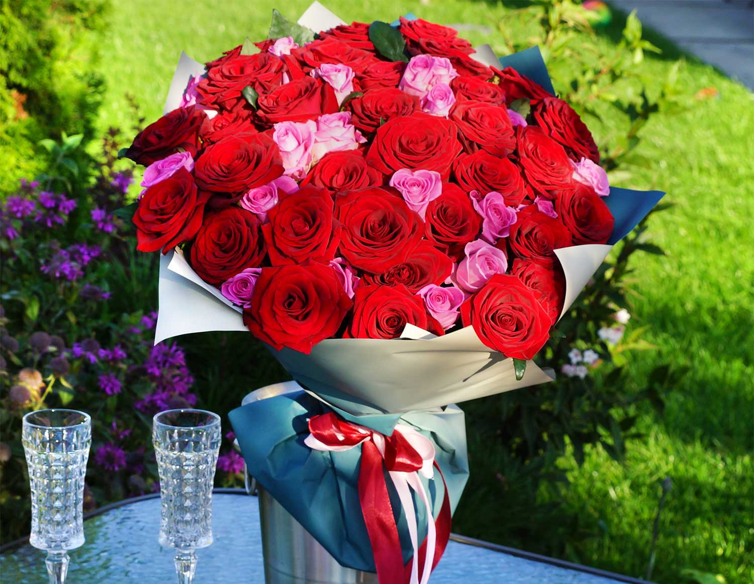 51 красная и розовая роза 60 см. Язык цветов..