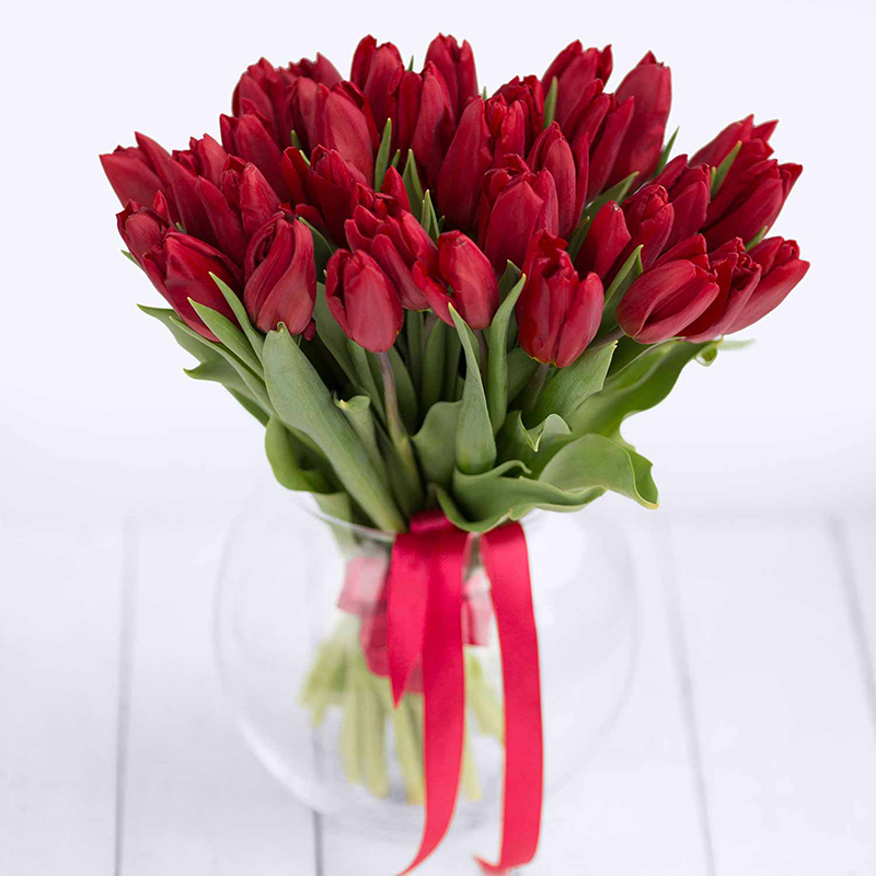 Тюльпаны поштучно. Букет из 35 красных тюльпанов - Купить цветы